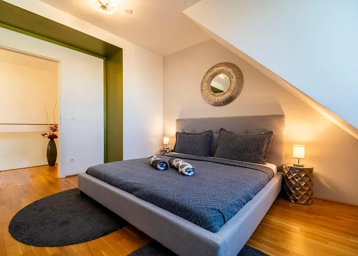 Apartment Premium Duplex 2br For 6 With Balcony Near Museums Metro U3 U2 *