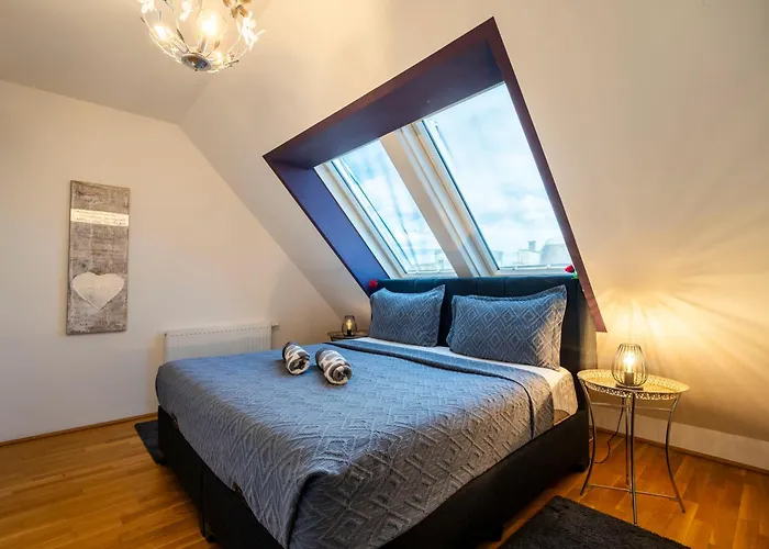 Premium Duplex 2br For 6 With Balcony Near Museums Metro U3 U2 *