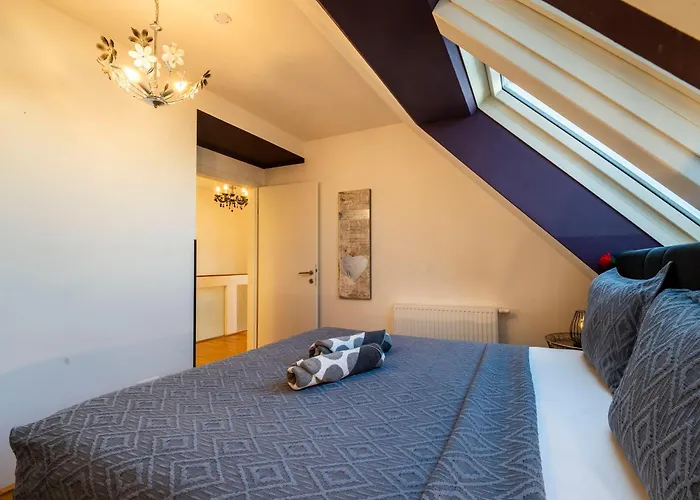 Premium Duplex 2br For 6 With Balcony Near Museums Metro U3 U2 Apartment