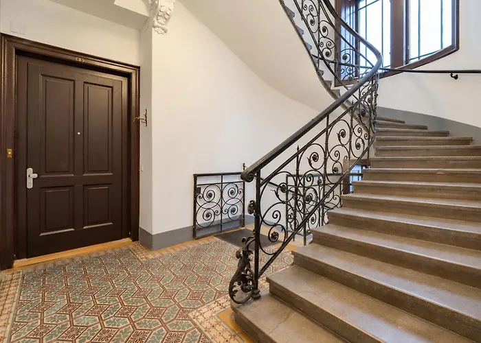 Premium Duplex 2br For 6 With Balcony Near Museums Metro U3 U2 Apartment
